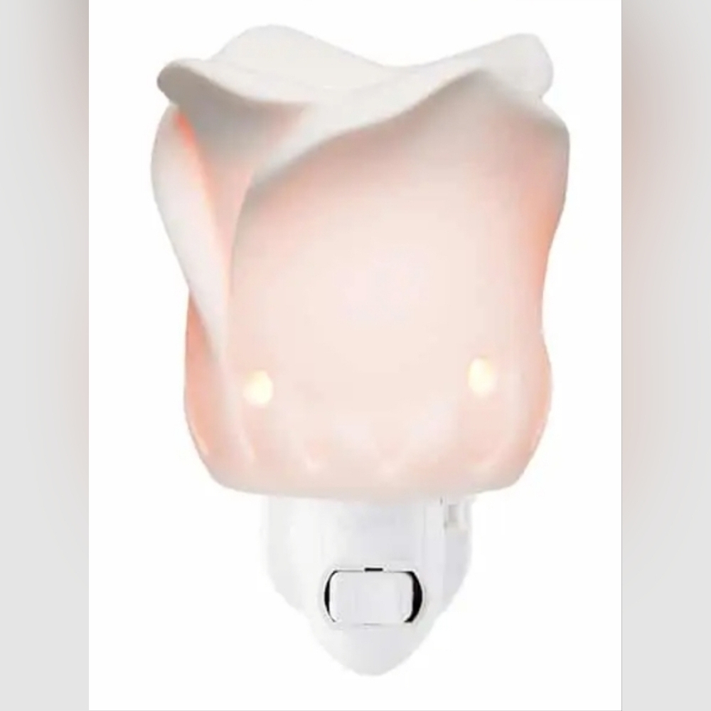 💜-SCENTSY | TEA ROSE PLUG IN - Picture 2 of 3